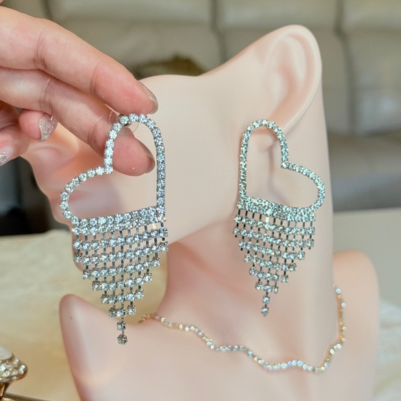 ⚜️ Chic Trendy Silver Heart Dangle Earrings - Picture 7 of 10